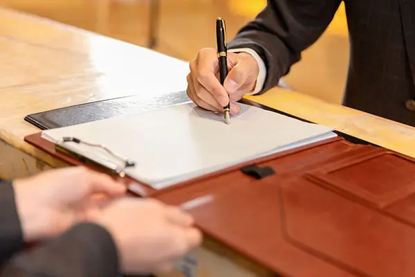 男生右中手戴戒指的含义